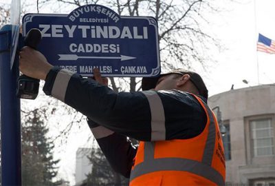 ABD Büyükelçiliği önündeki caddeye ‘Zeytin Dalı’ tabelası asıldı