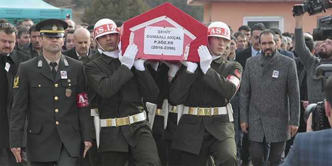 Askeri aracın devrilmesiyle şehit olan askerlere veda