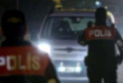 Polis gibi yolu kapatıp uygulama yaparken yakalandılar