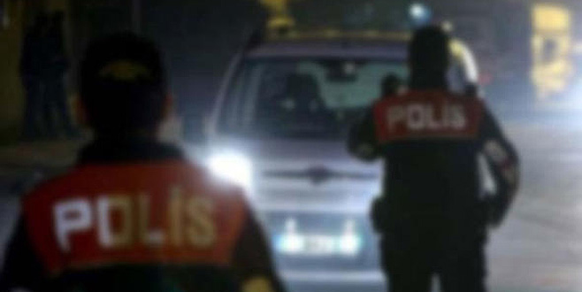 Polis gibi yolu kapatıp uygulama yaparken yakalandılar