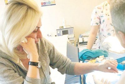 Ünlü şarkıcıyı, kavgayı ayırırken köpek ısırdı