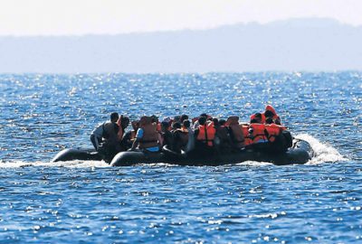 Yargıçlar şişme botla kaçtı