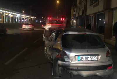 Bursa’da kontrolden çıkan araç caddede yürüyen yayaya ve 3 araca çarptı