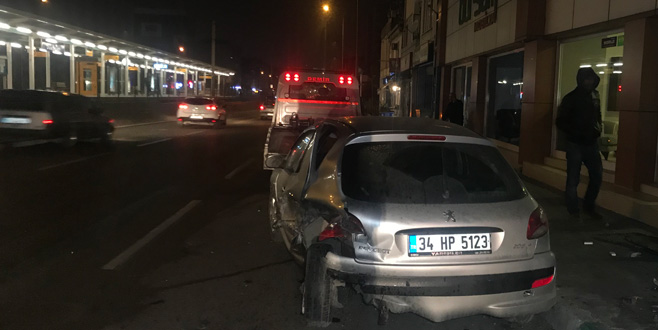 Bursa’da kontrolden çıkan araç caddede yürüyen yayaya ve 3 araca çarptı