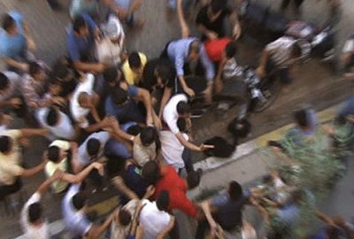 Çocuk istismarcılarını sokak ortasında linç ettiler