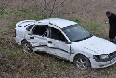 Otomobil tarlaya uçtu: 6 yaralı 