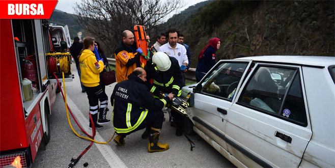 Kontrolden çıkan otomobil bariyerlere çarptı: 2 yaralı Kontrolden çıkan otomobil bariyerlere çarptı: 2 yaralı
