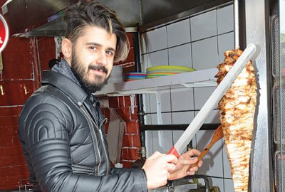 Emrah’ın oğlu Tayfun, tavuk dönerci oldu