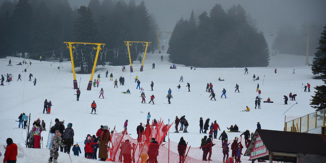 Uludağ’a yağan kar, tatilcilerin planlarını değiştirdi Uludağ’a yağan kar, tatilcilerin planlarını değiştirdi