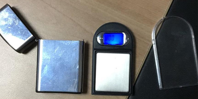 Meyve suyu kutusundan uyuşturucu, çakmaktan hassas terazi çıktı