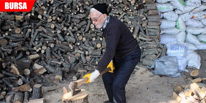 85’lik ihtiyar delikanlı her gün 3 ton odun kırıyor