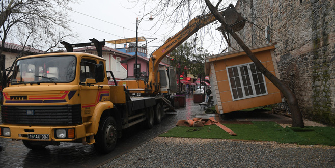 Kaçak çay ocağı vinçle kaldırıldı