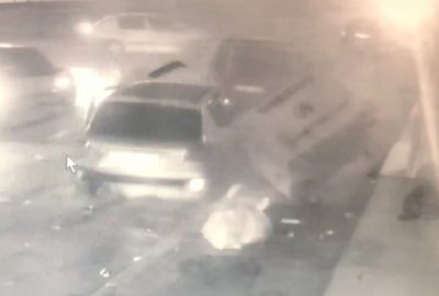 Kontrolden çıkan otomobil caddede yürüyen yayaya ve 3 araca çarptı