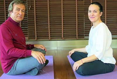 Kızıyla yoga yapıyor