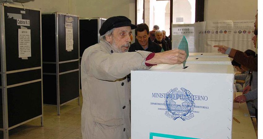 İtalya'da seçmenler, Temsilciler Meclisi ve Cumhuriyet Senatosunu belirlemek için oy