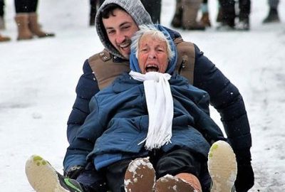 86 yaşındaki ninenin kızak keyfi viral oldu
