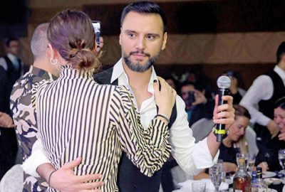 Sevgilisini yalnız bırakmadı