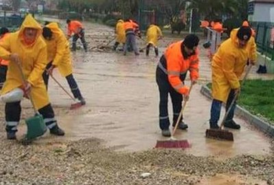 Gemlik sahilinde rüzgarın yol açtığı kirlilik temizlendi