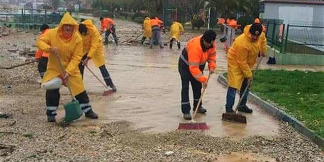 Gemlik sahilinde rüzgarın yol açtığı kirlilik temizlendi