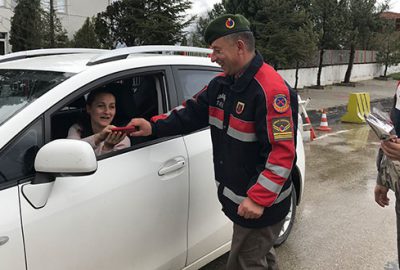 Kadın sürücülere Jandarmadan çiçek