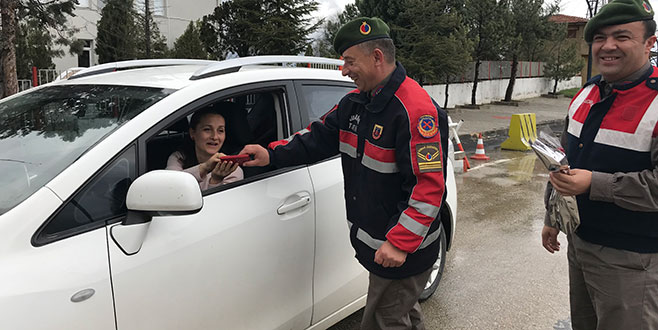 Kadın sürücülere Jandarmadan çiçek