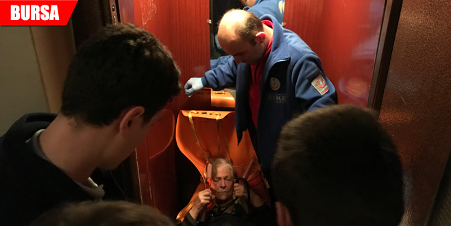 Asansöre sığmadı! 7 kişi zor indirdi