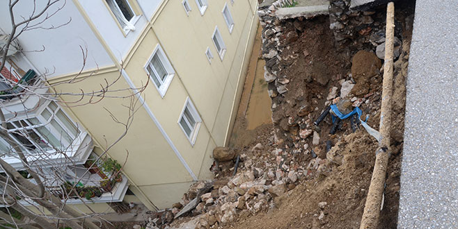 Mudanya’da yol çöktü