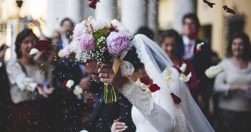 Evlenmek isteyen çiftlerin düğün töreni, kına gecesi, davetiye, nikah şekeri,