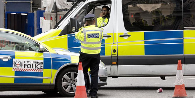 PYD/PKK yandaşları İngiltere’de tren istasyonlarını işgal etti