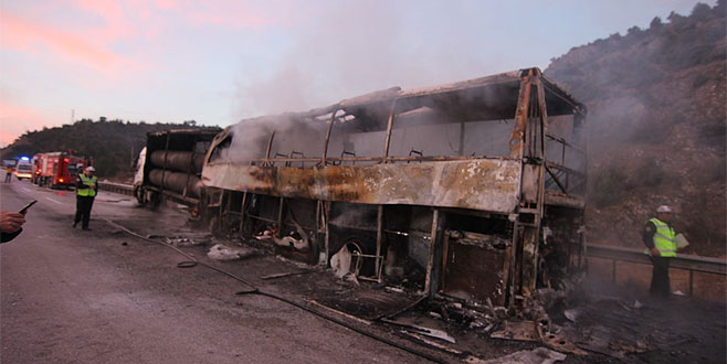TIR’a çarpan yolcu otobüsü yandı: 13 ölü
