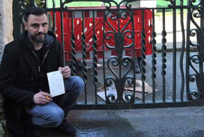 Cami kapısı önünde elinde notla bekledi