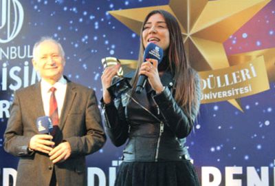 Ödül almak için çıktığı sahnede ‘hamileyim’ dedi