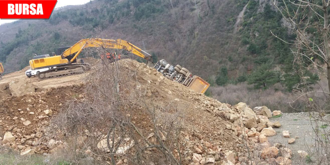 Yol çalışmasında hafriyat kamyonu devrildi