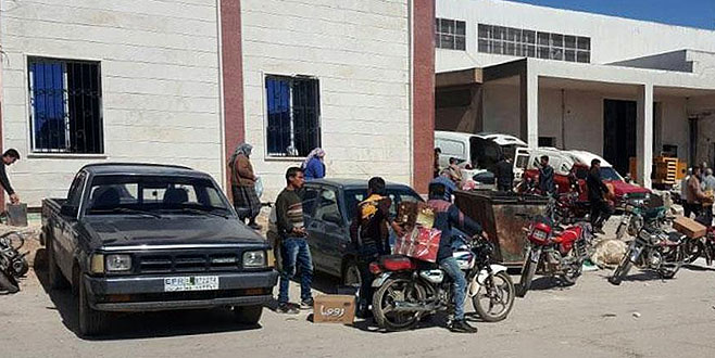 Afrinliler teröristlerin çekildiği depolara akın etti