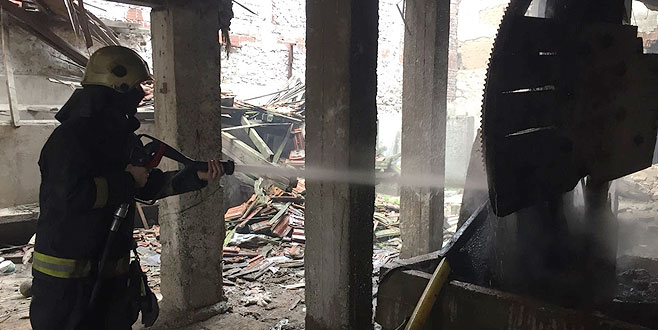 Madde bağımlıları eski fabrikayı yaktılar