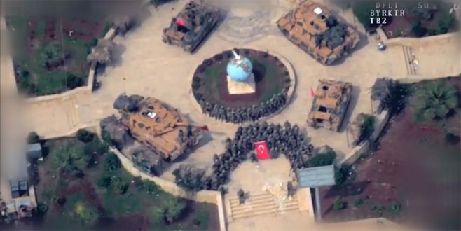 Afrin’de Mehmetçik ‘hilal’ oluşturarak zaferi kutladı