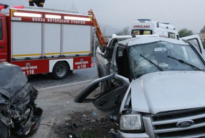 Bursa’da kamyonetle otomobil çarpıştı: 1 ölü, 7 yaralı