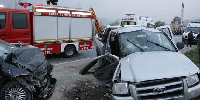 Bursa’da kamyonetle otomobil çarpıştı: 1 ölü, 7 yaralı