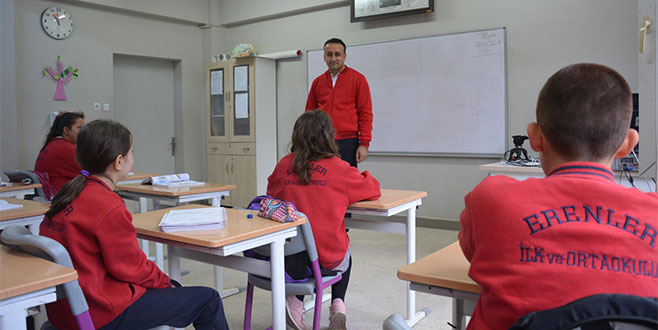 Müdür, öğrencilerle empati için okula forma ile geliyor