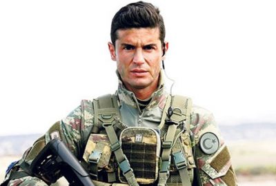 Kendisinin ve eşinin çıplak fotoğrafları çarşaf çarşaf yayınlandı