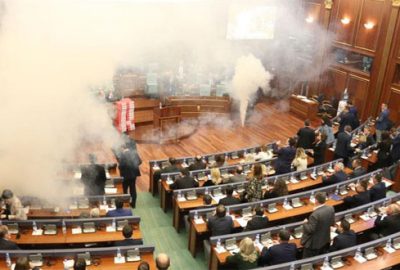 Kosova meclisinde gaz bombası atıldı