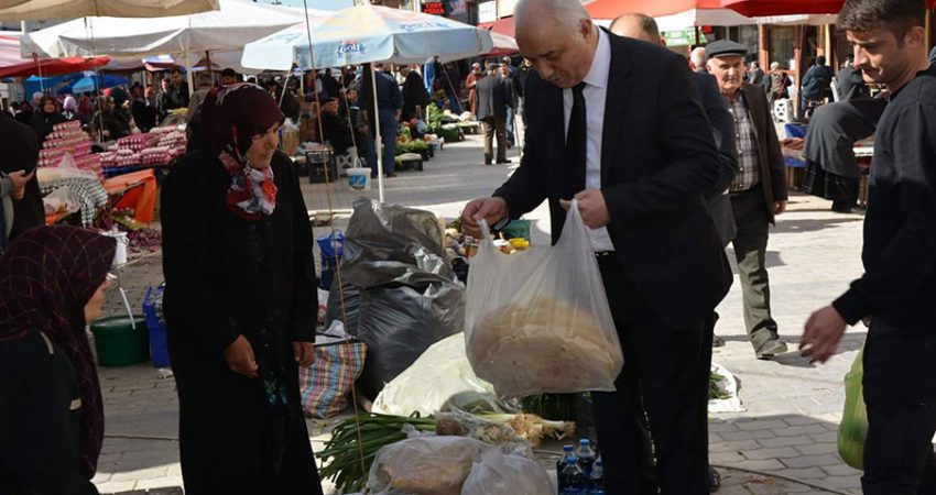 Orhaneli Belediye Başkanı İrfan Tatlıoğlu, 700 yıllık Beyce Pazarı’nı gezerek