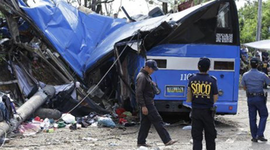 Otobüs uçuruma yuvarlandı