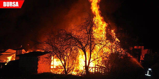 Palet deposunda yangın