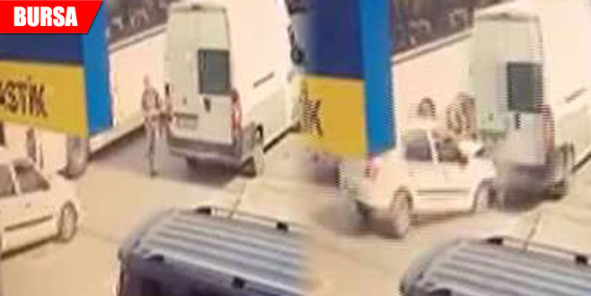 İki aracın arasında feci şekilde sıkıştı