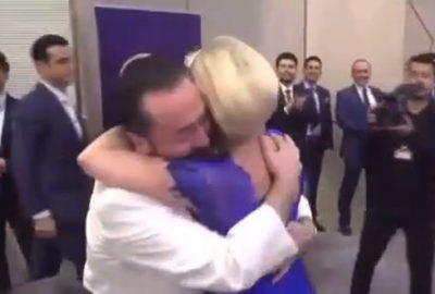 Adnan Oktar, ünlü şarkıcıya sıkı sıkı sarıldı