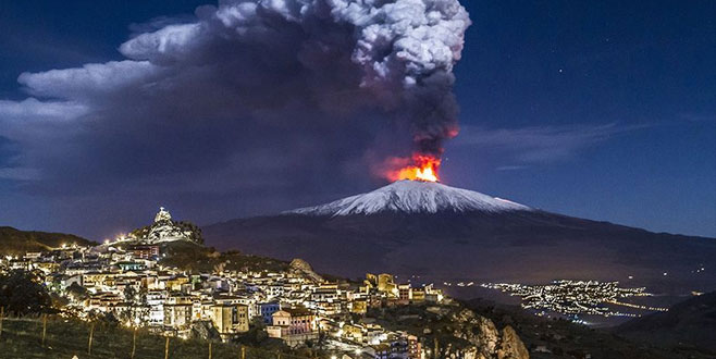 Etna Yanardağı denize doğru kayıyor