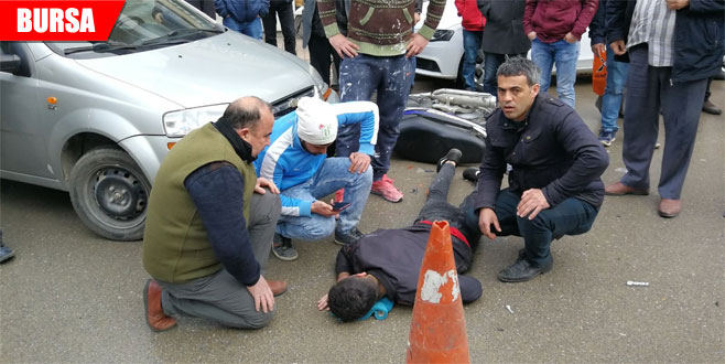 Otomobil ile motosiklet çarpıştı