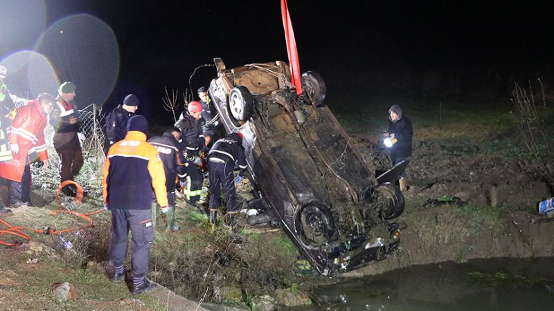 Denizli'nin Tavas ilçesinde, otomobilin yol kenarındaki su birikintisine devrilmesi sonucu