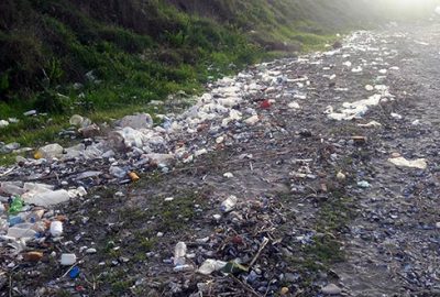 Fırtına sonrası sahil kenarı çöp yığınına döndü